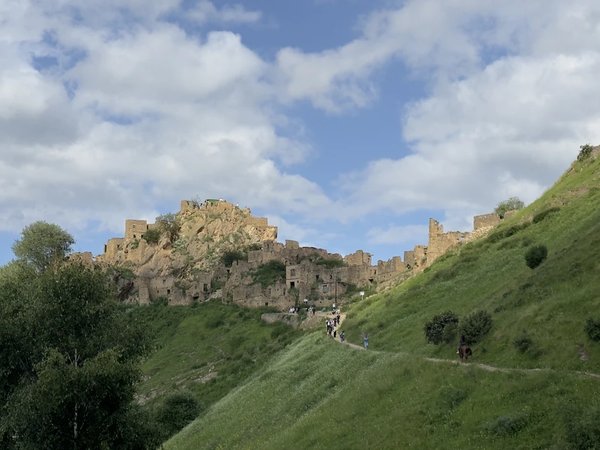 Рукотворные Чохские террасы, аул-призрак Гамсутль и Салтинский водопад - фото 1