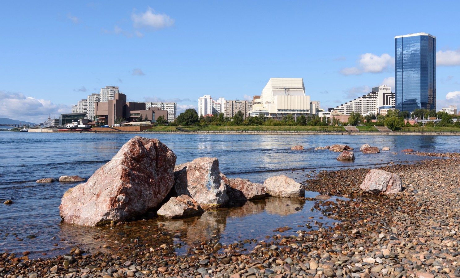 Мосты, огни и музыка: водная прогулка на теплоходе в Красноярске