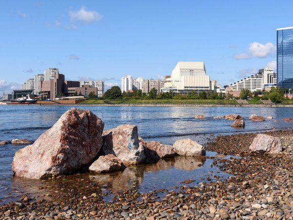 Мосты, огни и музыка: водная прогулка на теплоходе в Красноярске