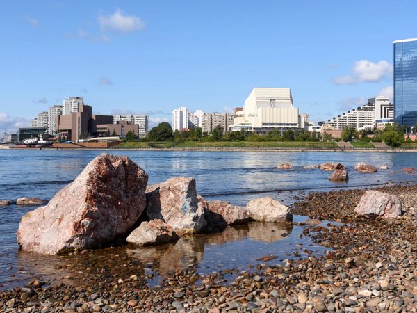 Мосты, огни и музыка: водная прогулка на теплоходе в Красноярске - фото 1