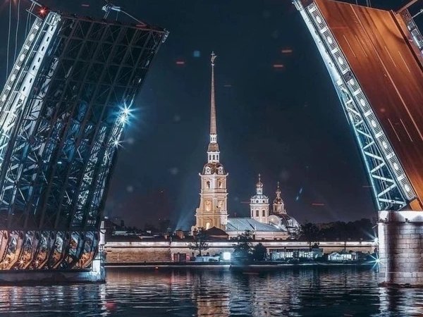 Петербург в летнюю ночь: атмосферная прогулка на катере и развод мостов