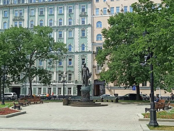 В Москве — кутить! Хулиганские хроники города: от Пушкина до Высоцкого - фото 4