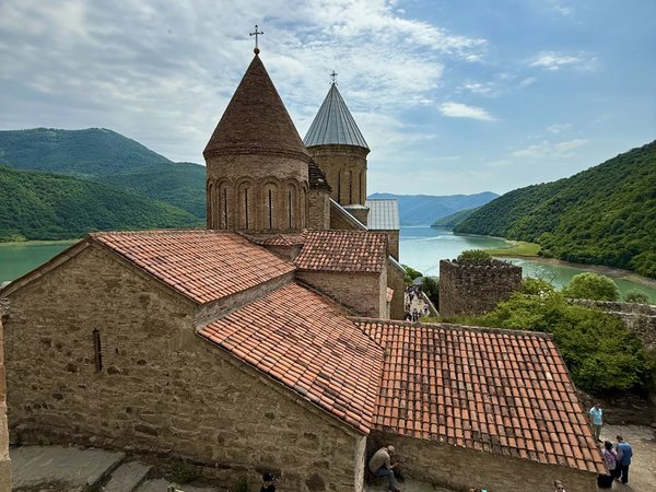 Путешествие к сердцу Кавказа: Казбеги и каменные лица Сно - фото 3