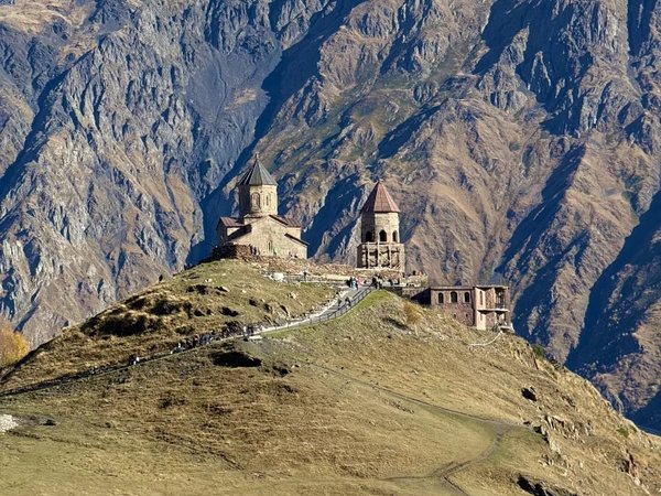 Путешествие к сердцу Кавказа: Казбеги и каменные лица Сно