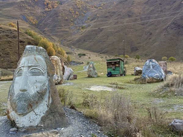 Путешествие к сердцу Кавказа: Казбеги и каменные лица Сно - фото 4