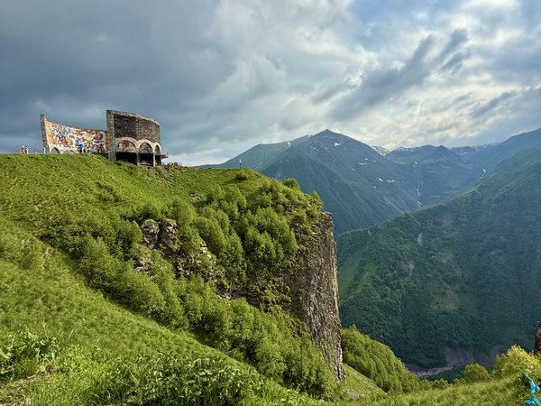 Путешествие к сердцу Кавказа: Казбеги и каменные лица Сно - фото 2