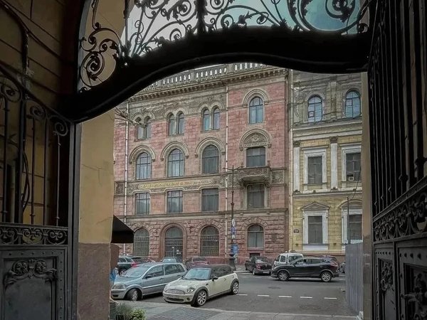 Аристократический квартал Петербурга на Большой Морской - фото 1