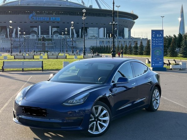 Трансфер на Tesla из аэропорта с экскурсией по Петербургу