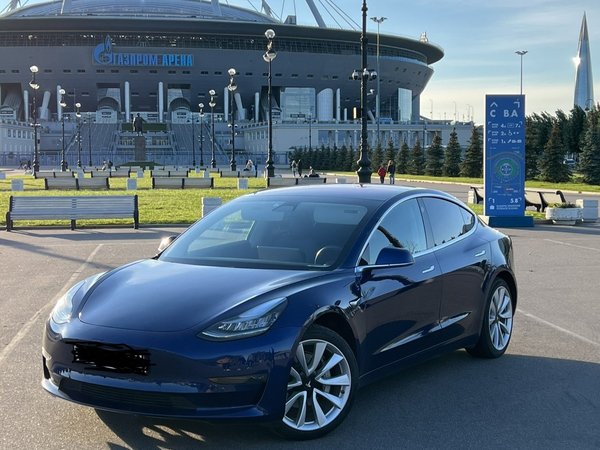 Трансфер на Tesla из аэропорта с экскурсией по Петербургу - фото 1