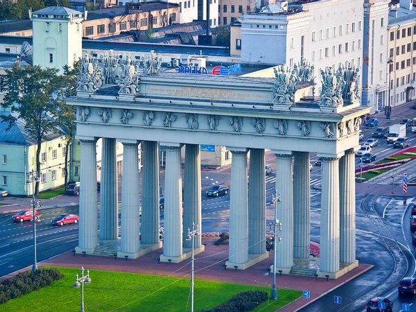 Трансфер на Tesla из аэропорта с экскурсией по Петербургу - фото 4