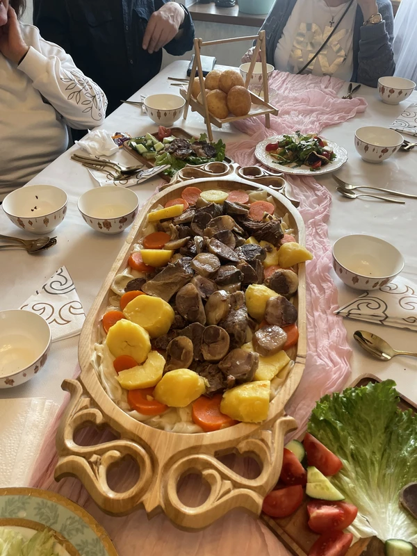 Традиционный казахский ужин и домбра
