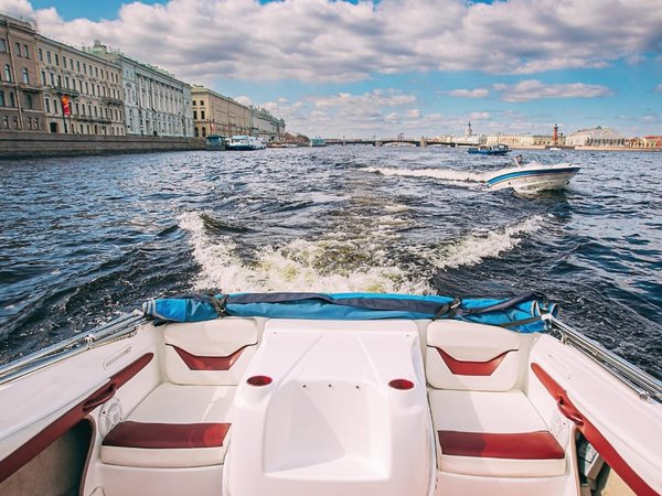 По Петербургу — на индивидуальном катере - фото 2