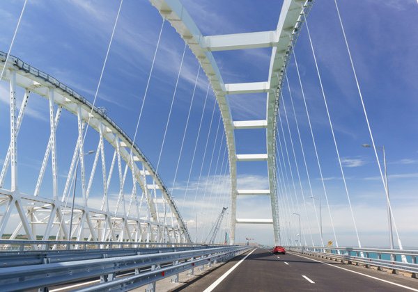 Крымский мост и старинная Керчь