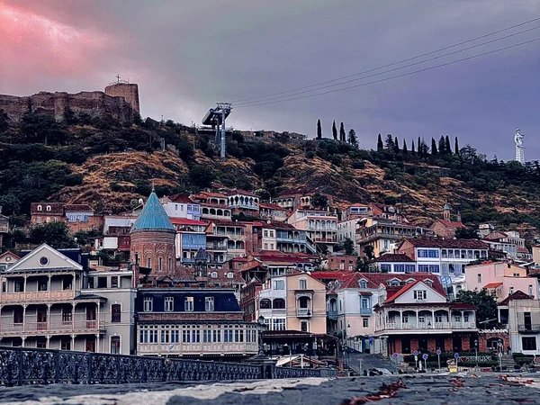 Путешествие во времени: семейный фотоквест по Тбилиси