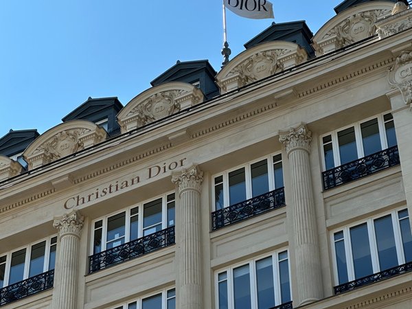 Мода сквозь улицы Парижа: от Людовика XIV до Dior