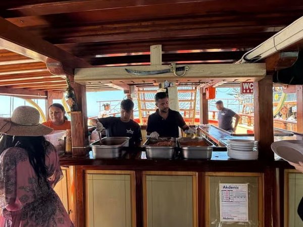 Морская вечеринка в Сиде: купание, обед на борту и пенный драйв - фото 3