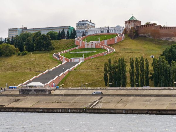 Нижний Новгород с воды — на тихоходном катамаране (по будням)