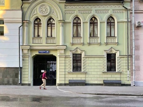 Истории женщин old money на прогулке по Поварской улице