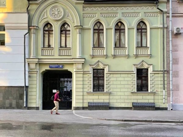 Истории женщин old money на прогулке по Поварской улице - фото 1