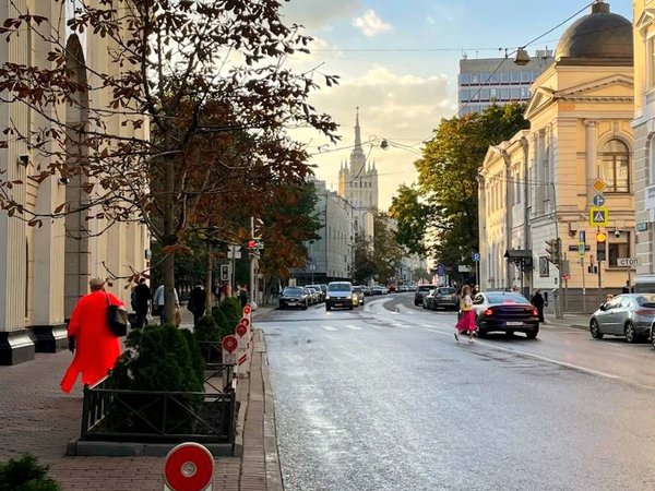 Истории женщин old money на прогулке по Поварской улице - фото 2