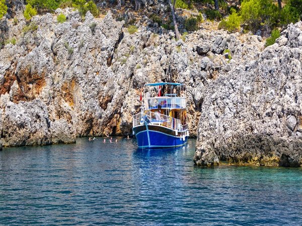 Сазак и Дженевиз: прогулка на яхте к скрытым бухтам Средиземного моря - фото 2