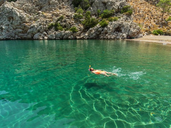 Сазак и Дженевиз: прогулка на яхте к скрытым бухтам Средиземного моря - фото 3
