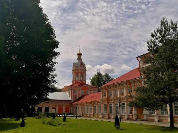 В Александро-Невскую лавру — с гидом-теологом (билеты включены)