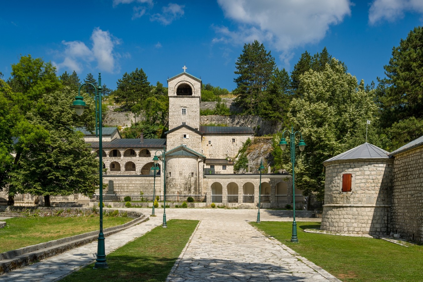 Наследие старинного Цетинье и Липская пещера