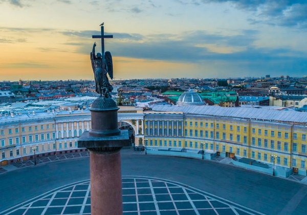 Дворцовая площадь для детей и их родителей