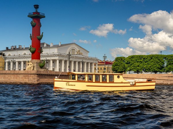 Город горожан: по Петербургу на уютном катере