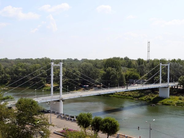 Прогулка по набережной реки Урал — между Европой и Азией