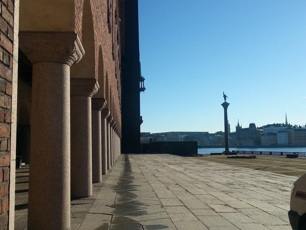 Стокгольмская Ратуша – лебедь, плывущий по воде - фото 3