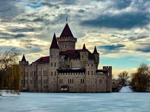 Замок Шато-Эркен, собор Марии Магдалины и кондитерская фабрика