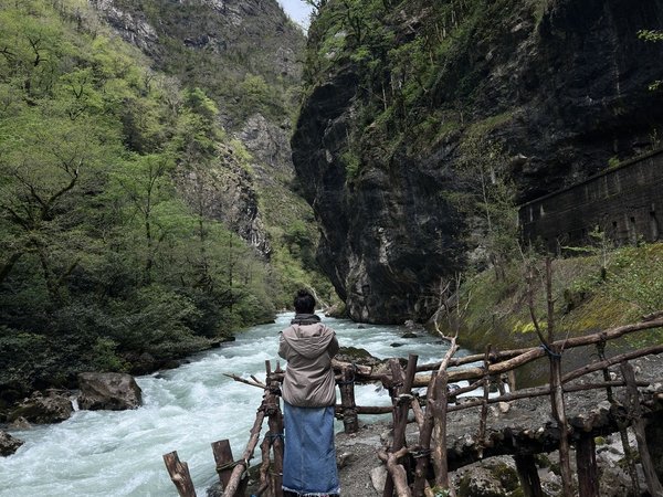 Вода, скалы и чудеса природы: из Гагры — к озеру Рица - фото 3