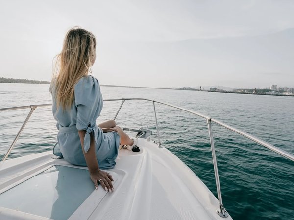 Прогулка под парусом с купанием в море — из Сочи и Адлера - фото 1