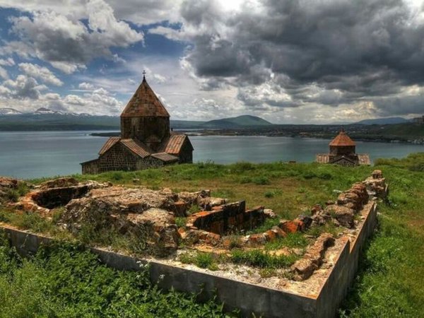 Символы Армении: озеро Севан и древние монастыри - фото 4