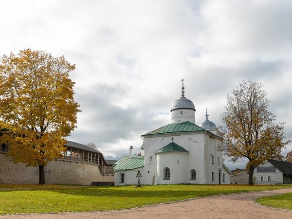 Изборск и Печоры: хранители древнего наследия (на вашем авто) - фото 1