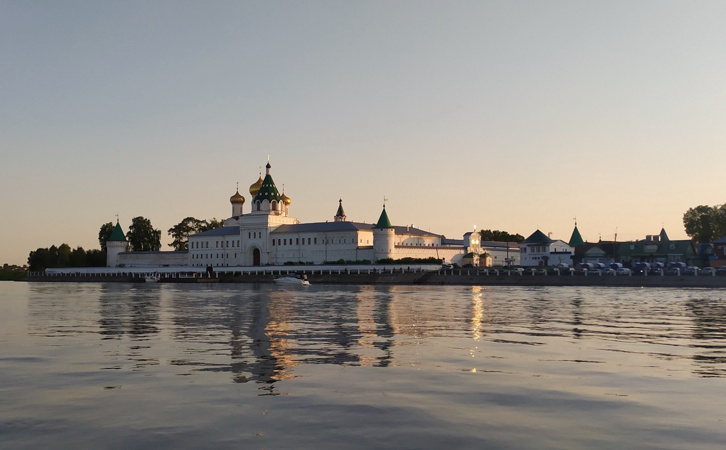 На катере — по следам императорской иконы в Костроме