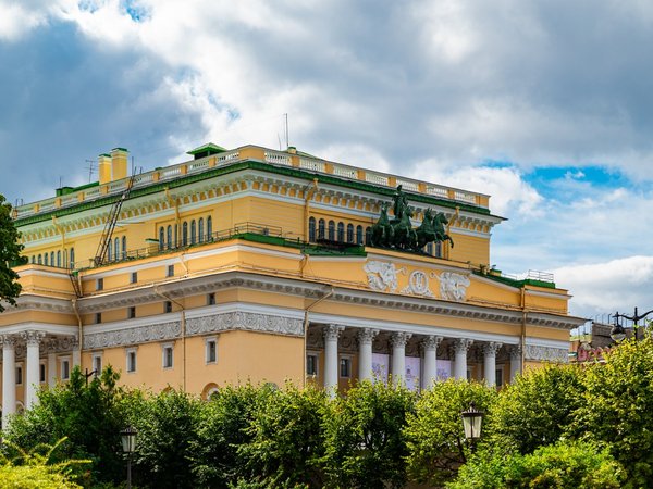 Культурная жизнь столицы империи: театры, концерты, маскарады - фото 3