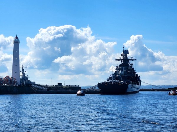 Город-крепость, город-порт: в Кронштадт на метеоре