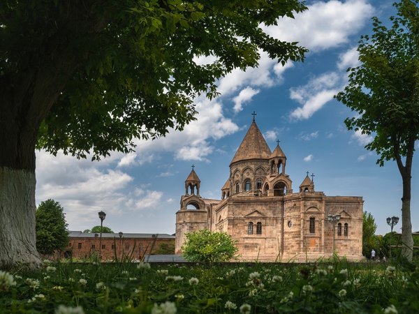 Трансфер из аэропорта в Ереван с заездом в Эчмиадзин (по желанию) - фото 1