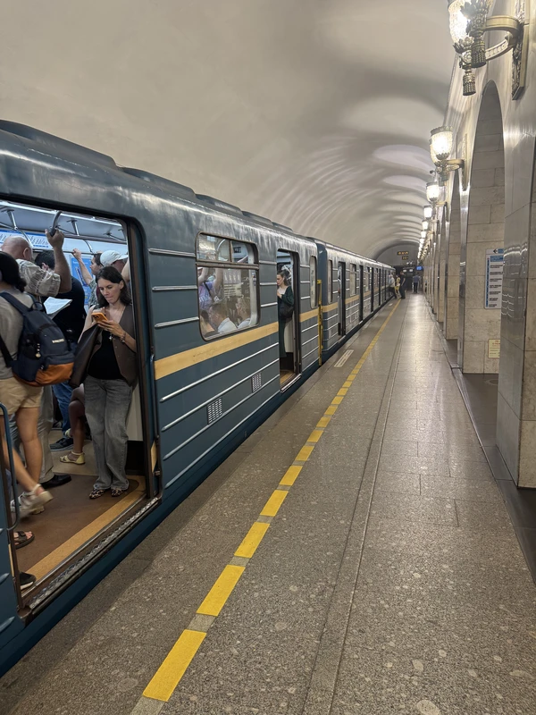 Петербургский метрополитен: обзорная экскурсия по историческим станциям метро