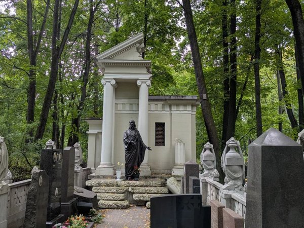 Тени Введенского кладбища: истории, судьбы, легенды