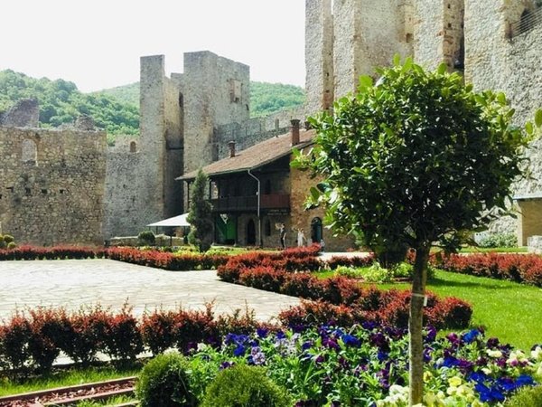 Крепость-монастырь Манасия и Ресавская пещера за 1 день - фото 3