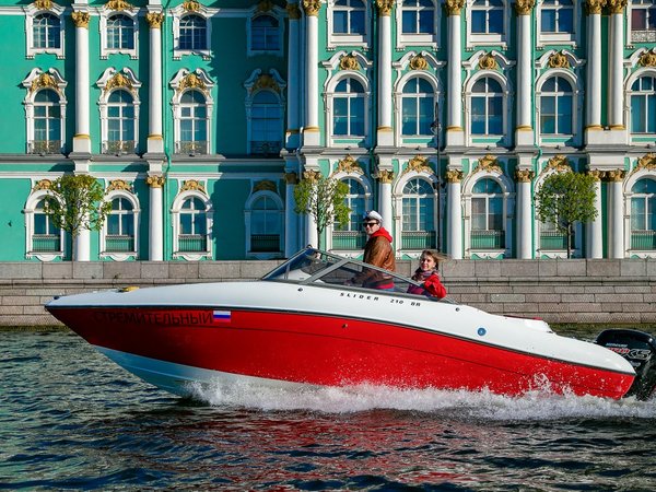 На катере — по Неве