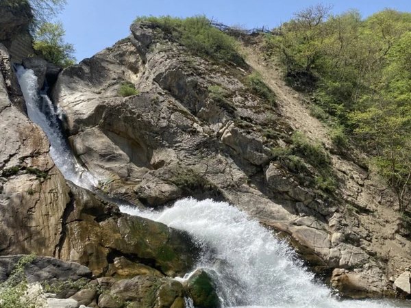 Хучнинский водопад и экраноплан «Лунь»