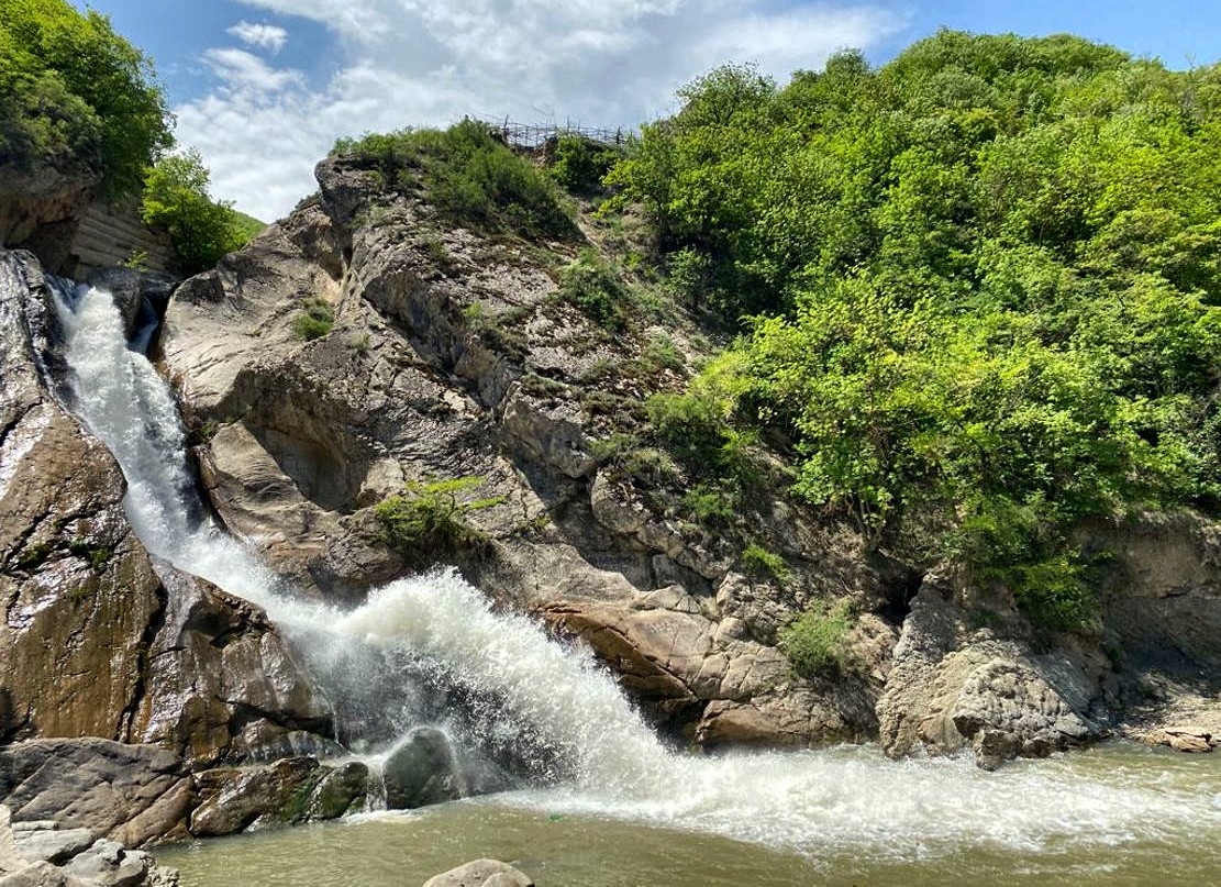 Хучнинский водопад и экраноплан «Лунь»