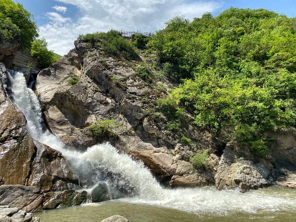 Хучнинский водопад и экраноплан «Лунь»