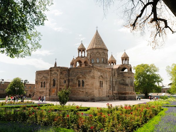 Святыни Эчмиадзина и храм Звартноц: духовное наследие Армении - фото 3