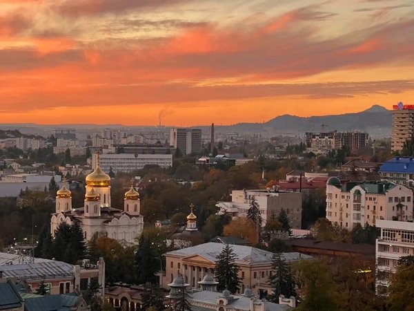Пятигорск: «Цветник», горы, Лермонтов и мороженое